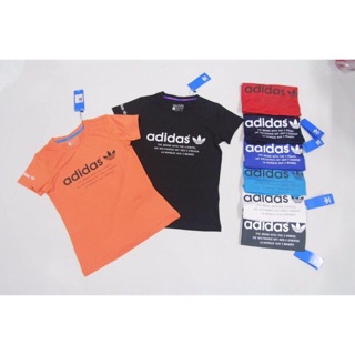 Áo thun Adidas.