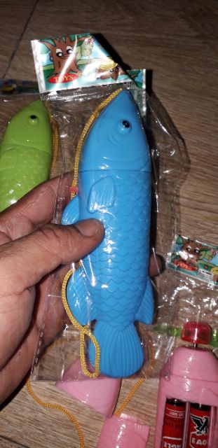 Một chiếc quạt hình cá bằng nhựa hình rất đẹp tặng kèm PIN