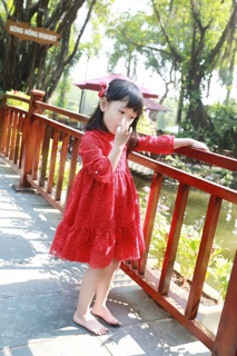 Váy ren đỏ