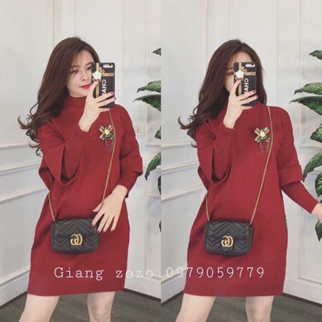 Váy len huy hiệu