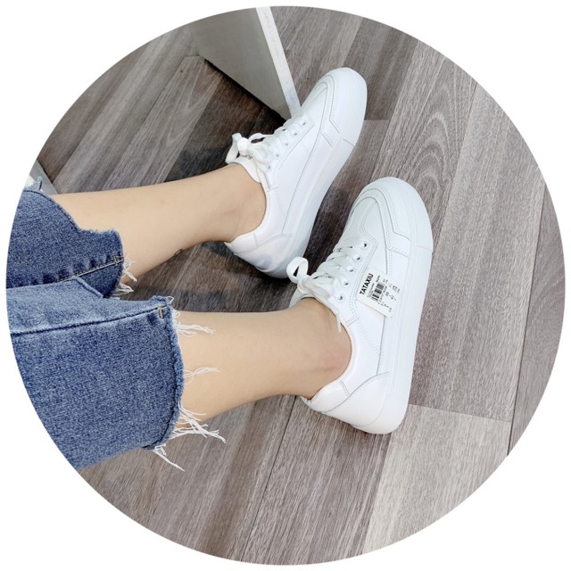 Giày thể thao tem