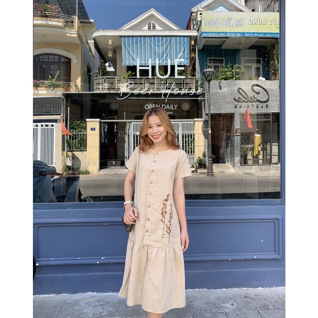 Đầm linen đuôi cá thêu tay hoạ tiết hoa