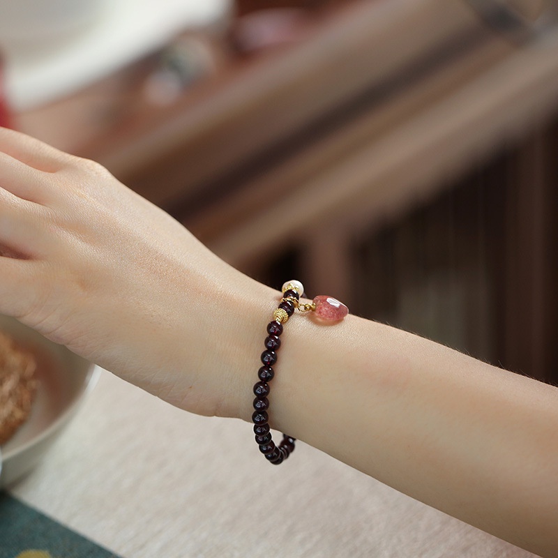 [Hàng Mới Về] Vòng Đeo Tay Đính Hạt Hình Trái Dâu Đơn Giản