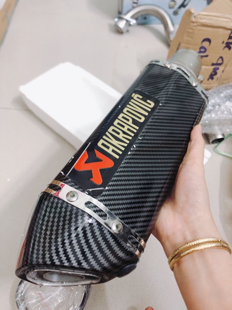 PÔ AKRAPOVIC CACBON lục giác CỰC ĐẸP KÈM CLIP GẮN MỌI LOẠI XE