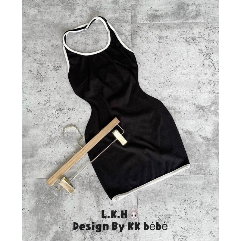 Đầm body cổ yếm