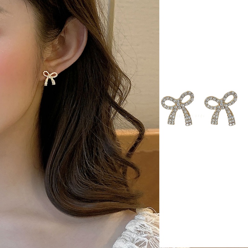 Khuyên tai đính đá kim cương nhân tạo tinh tế