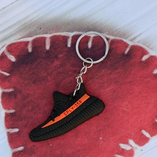 Móc khóa giày yeezy boost phong cách đen đỏ