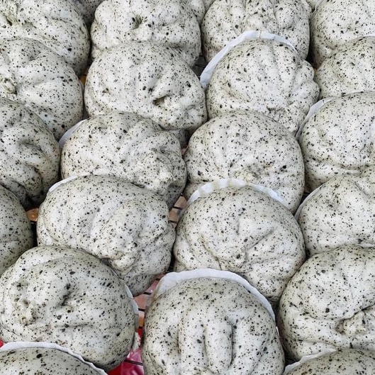 Bánh bao nguyên cám mè đen nấm chay phô mai