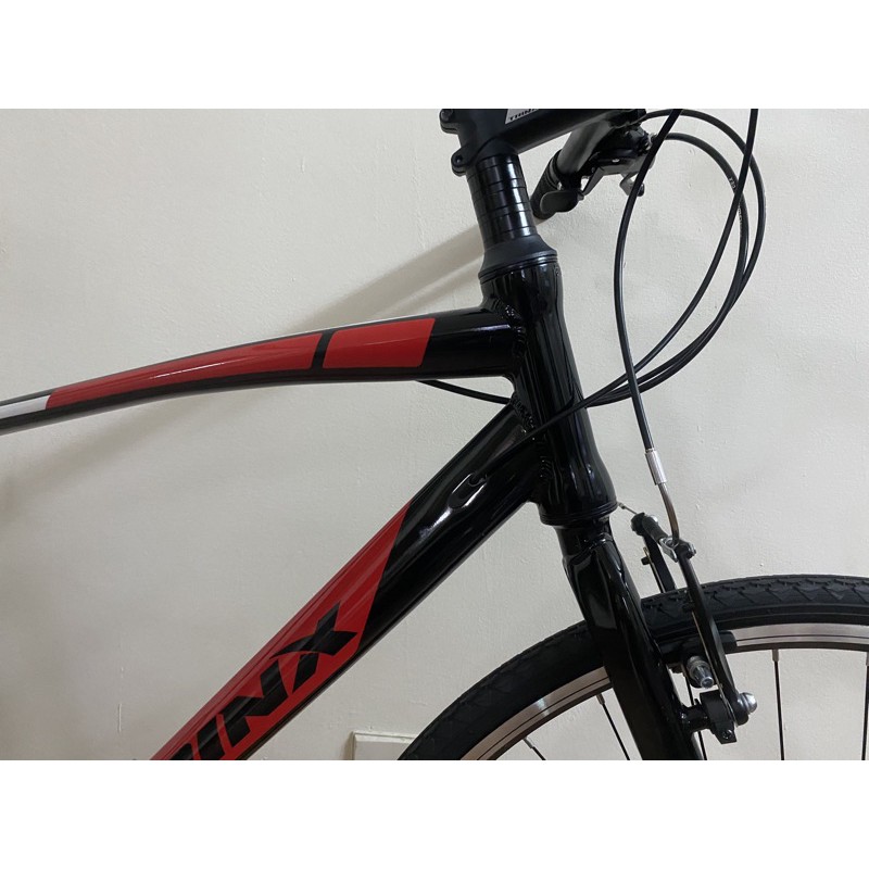Xe đạp touring Trinx Free 1.0 màu đen đỏ