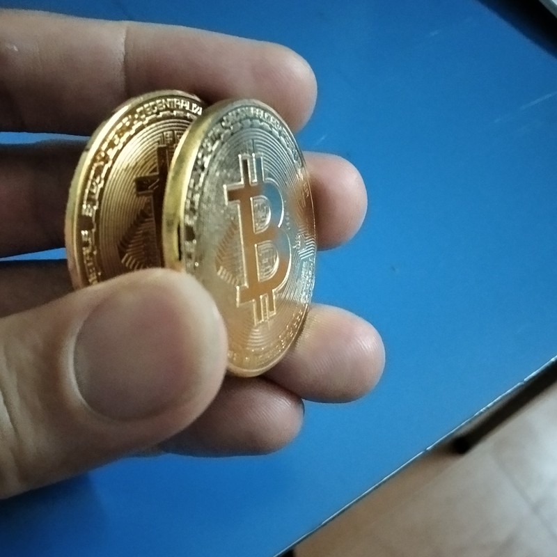 Đồng xu bitcoin mạ vàng lưu niệm, đường kính 40mm dày 1.2mm; 2.5mm + kèm hộp nhựa bảo vệ chống xước