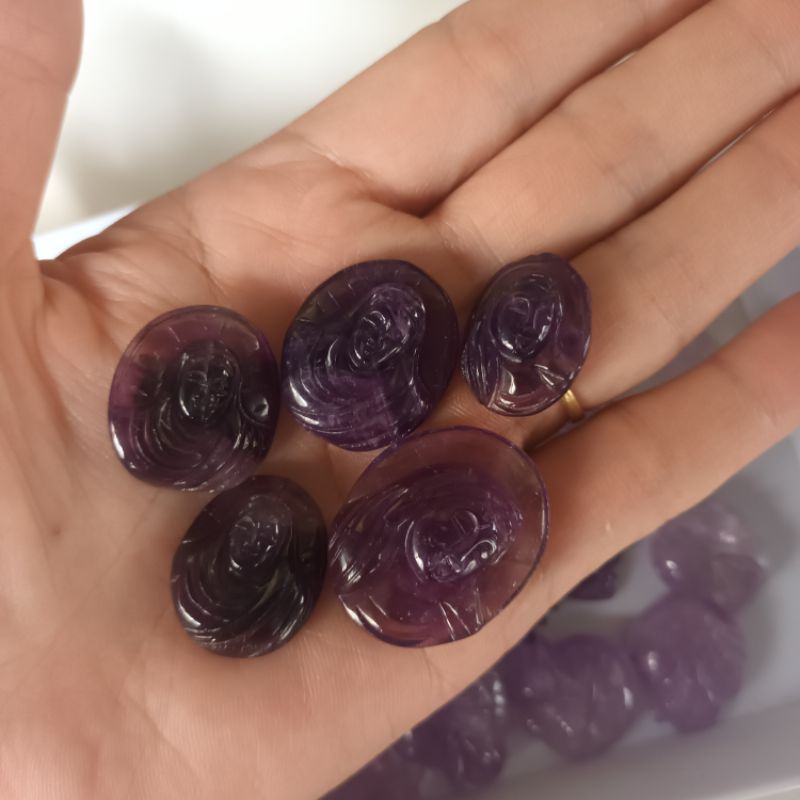 Mặt Đức Mẹ Maria màu tím