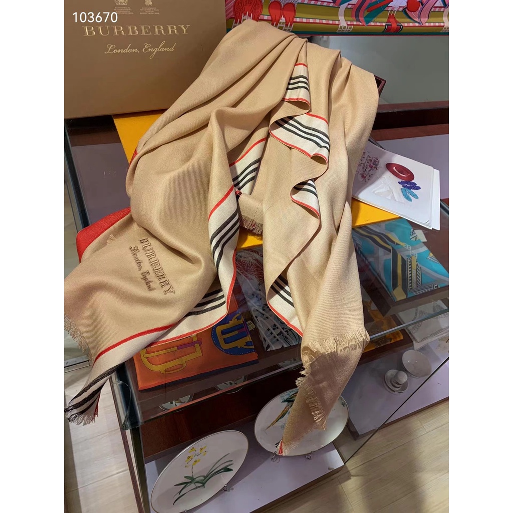 Khăn Choàng Burberry Vải Cashmere Màu Trơn Họa Tiết Kẻ Sọc Cá Tính