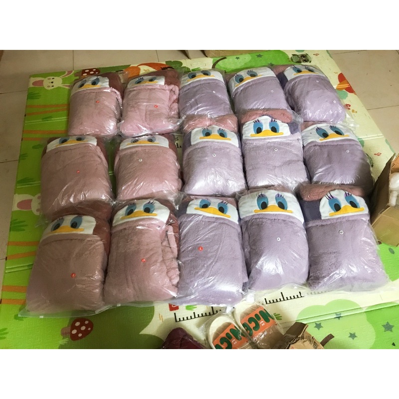 ÁO CHOÀNG DÁNG DÀI VẢI LÔNG CỪU - MŨ HÌNH VỊT ĐÔ LA DỄ THƯƠNG