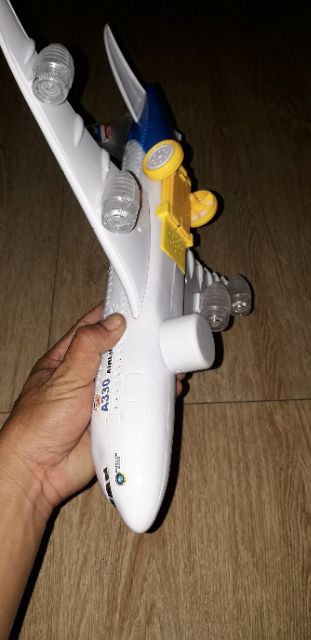 Mô hình máy bay Airbus A330 có nhạc và đèn Led bằng nhựa tặng kèm pin dài 38cm