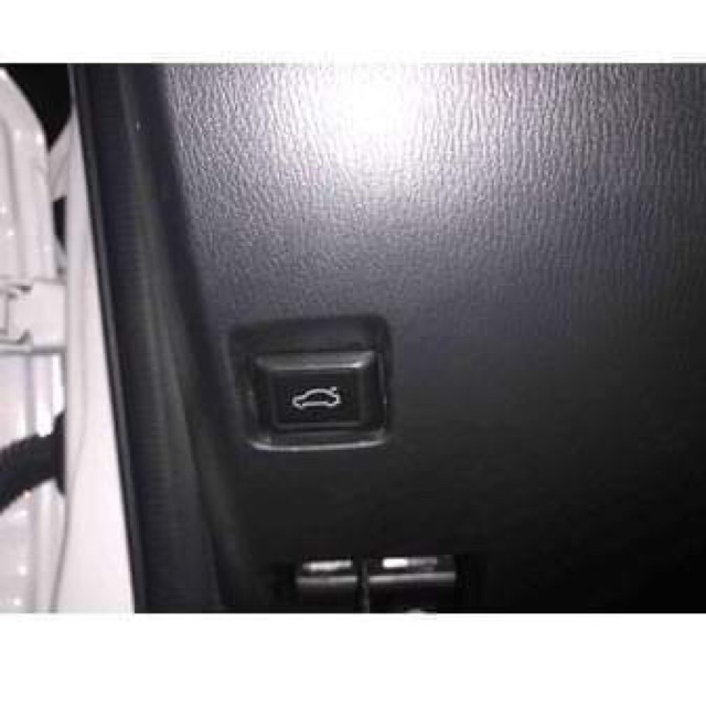 Nút mở cốp sau Mazda 3