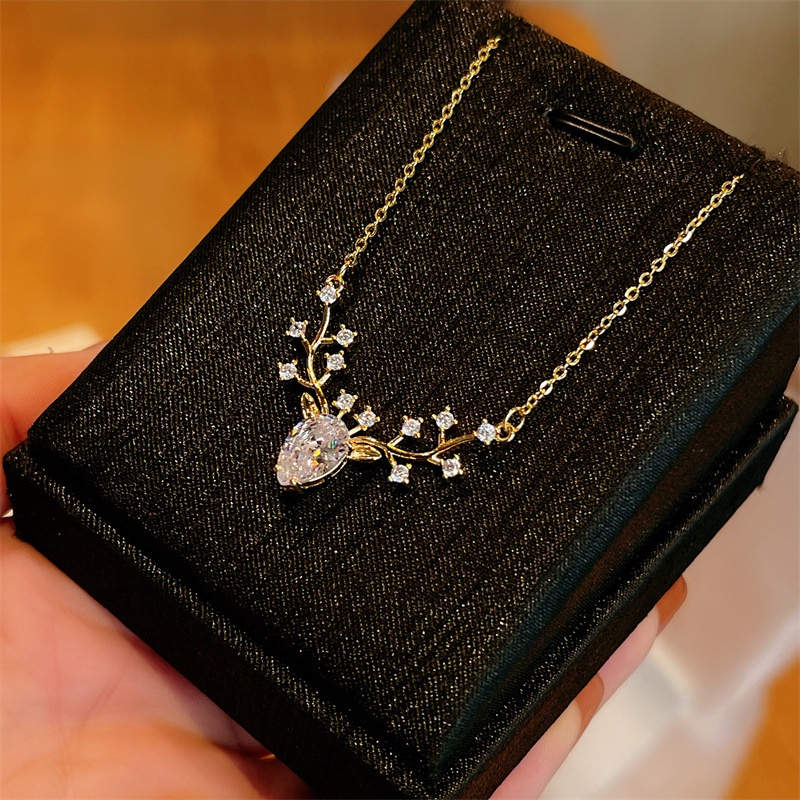 Vòng cổ titan nữ mặt hình hươu đính đá zircon lấp lánh thiết kế thời trang mẫu mới 2023