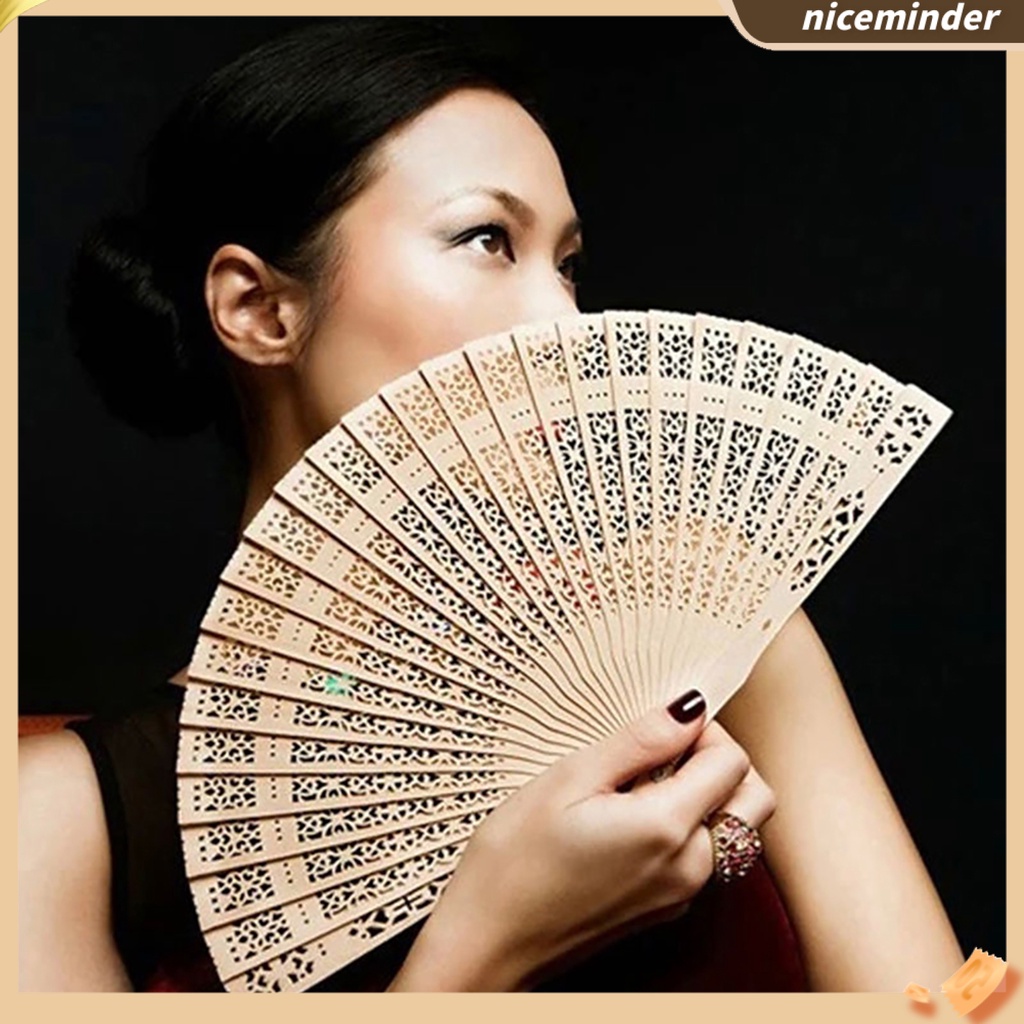 Quạt xếp phong cách Trung Hoa truyền thống thời trang cho nữ