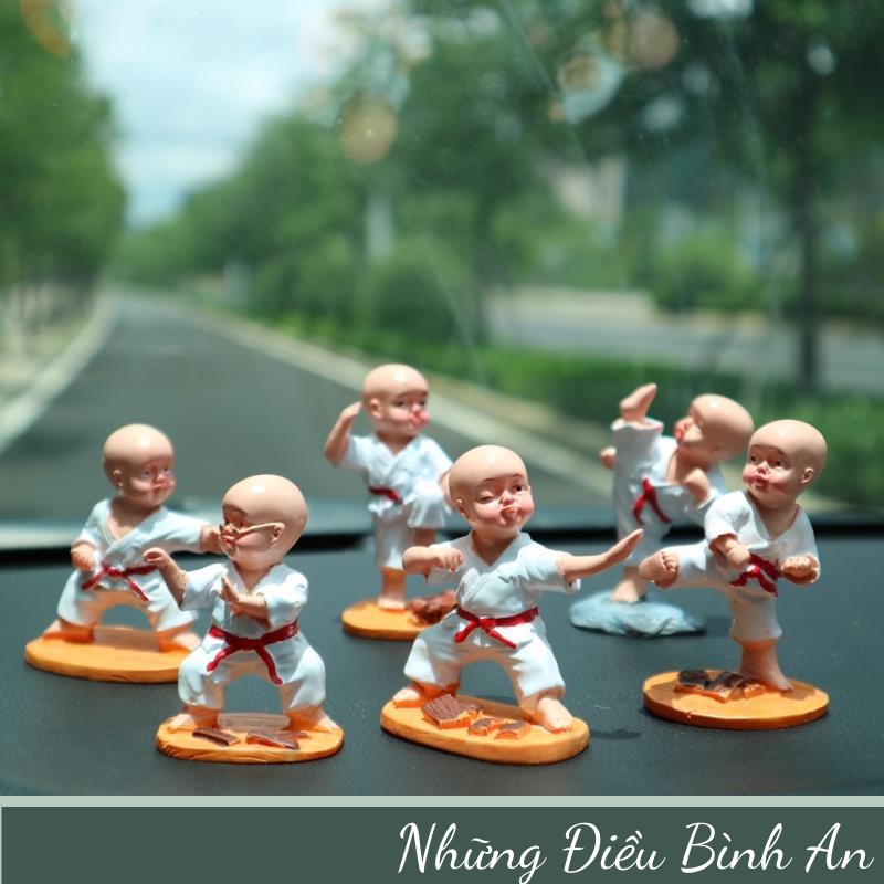 Tượng chú tiểu luyện võ áo trắng KÈM MIẾNG DÁN KEO trang trí ô tô, nhà cửa 💕FREESHIP 50k💕 - Những Điều Bình An