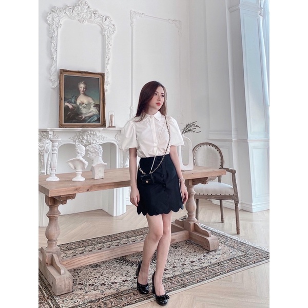 Bộ áo sơmi trắng chân váy đen cúc bọc