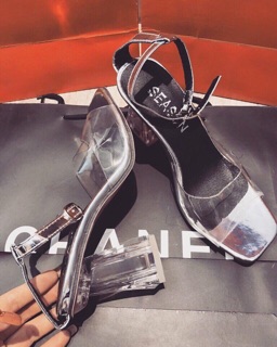 Sandal quai trong