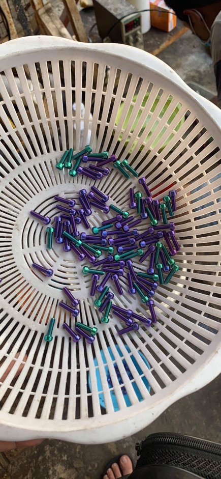 Ốc titanium Gr5 4li20 đầu trụ 100 con : nắp dầu kiểu , bợ cổ wave , winner DoChoiXeMay