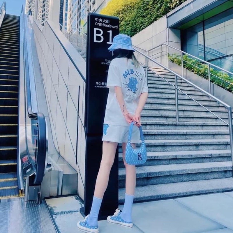 Áo trắng logo xanh