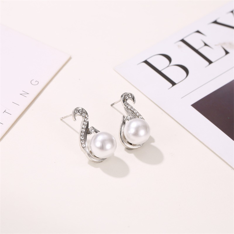 Set dây chuyền và hoa tai trang trí ngọc trai sành điệu