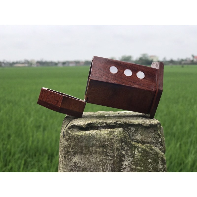 Lọ đựng tăm gỗ hương khảm thiếu nữ đành cho những bữa cơm gia đình Việt Nam