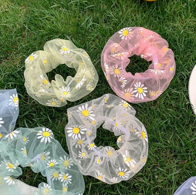 Cột tóc hoa cúc cực xinh, nữ tính - Scrunchies voan daisy sắc màu dễ thương - Vòng tay nữ đẹp độc lạ