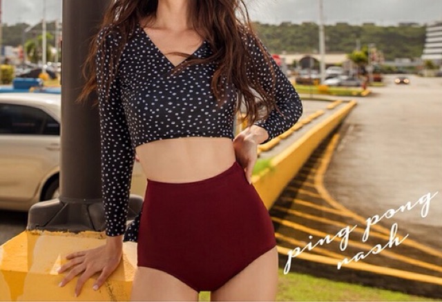 Bộ đồ bơi 2 mảnh ngàn sao huyền bí cùng hoàng hôn đỏ rực rỡ, sự kết hợp nhã nhặn đẹp sang chảnh quý phái | BigBuy360 - bigbuy360.vn