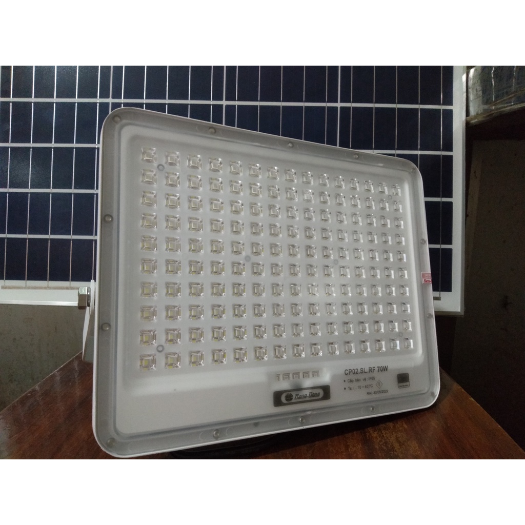 ĐÈN CHIẾU PHA NĂNG LƯỢNG MẶT TRỜI 70W RẠNG ĐÔNG CẢM BIẾN ÁNH SÁNG REMOTE CHỐNG NƯỚC