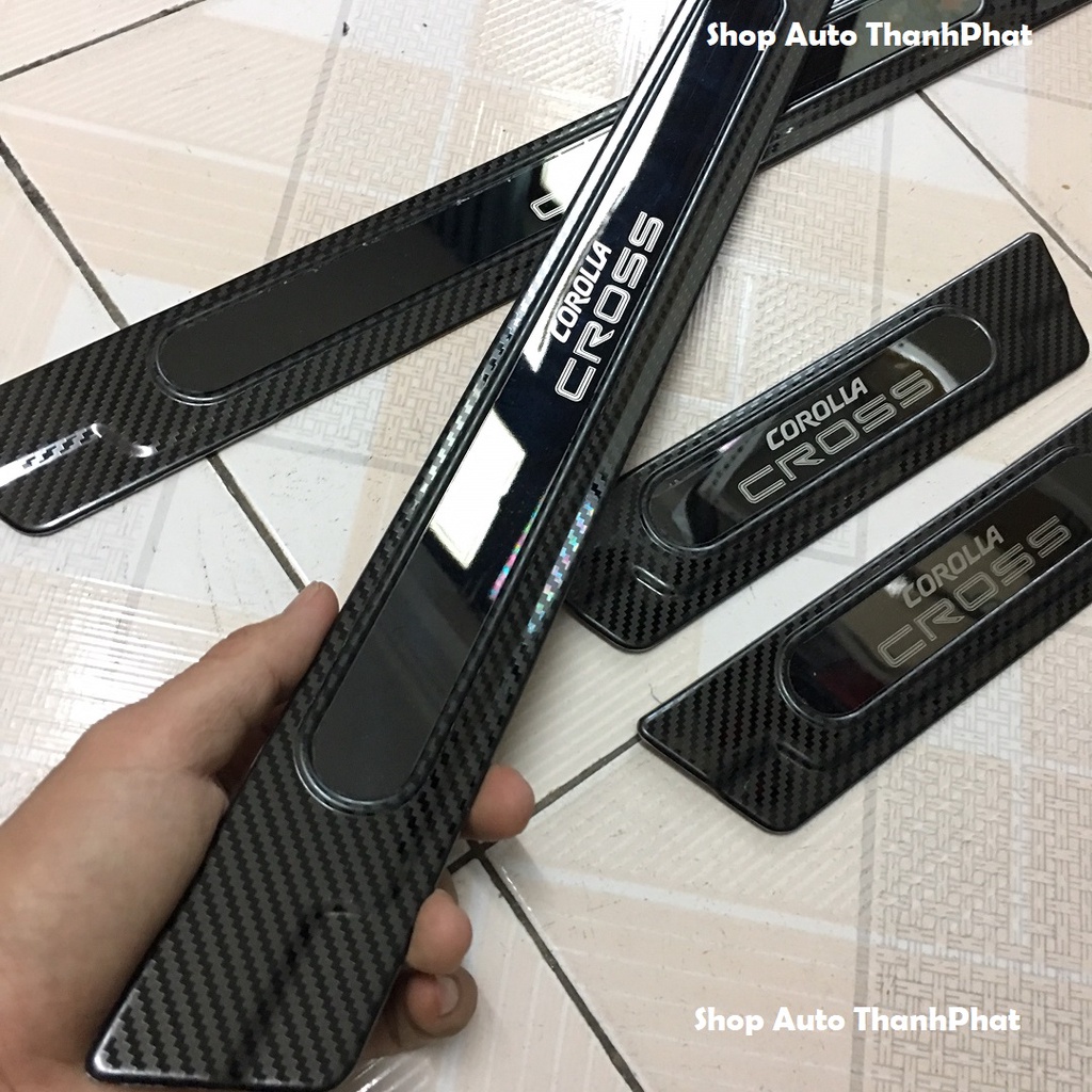 Ốp Bậc Cửa, Nẹp Bước Chân Toyota Cross 2020 2021 2022 2023 Mẫu Carbon Chất Lượng Loại 1