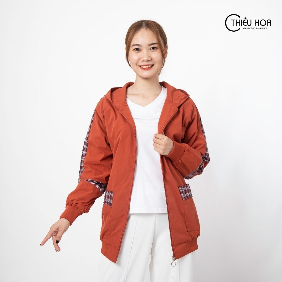 Áo khoác trung niên nữ có túi, họa tiết Caro dọc tay năng động, chất vải Kaki Thương hiệu Thiều Hoa AK1P0304