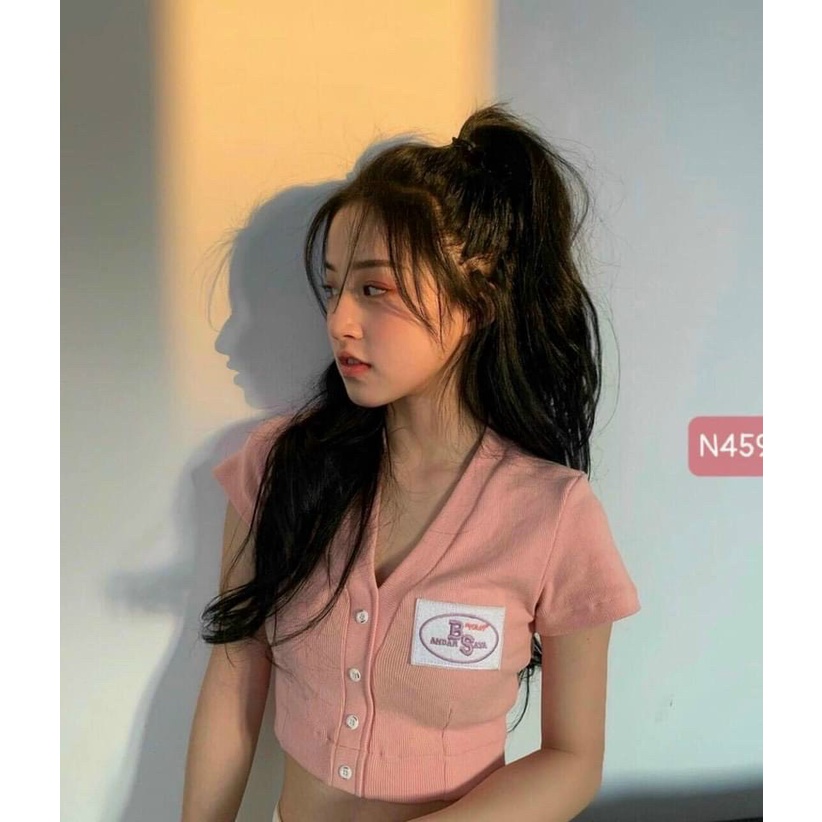 Áo kiểu croptop cổ tim cài nút thêu logo bên ngực cực xinh , chất thun bozip dày dặn