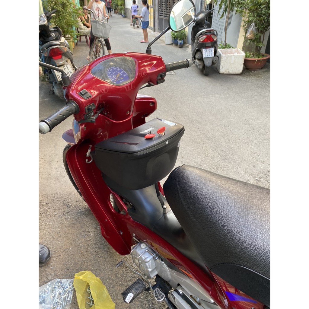 Thùng giữa Future 1, thùng givi G12N kèm bát gắn Future 1, hàng givi chính hãng, bảo hành 2 năm.