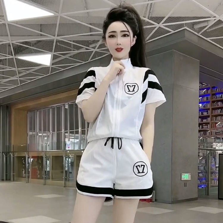 Net red same fashion suit women's 2022 summer new color contrast short sleeve zipper age reducing slim sweater + shorts