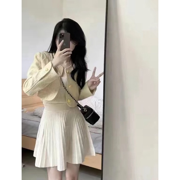 Set áo dạ tweed vàng croptop và chân váy xếp ly