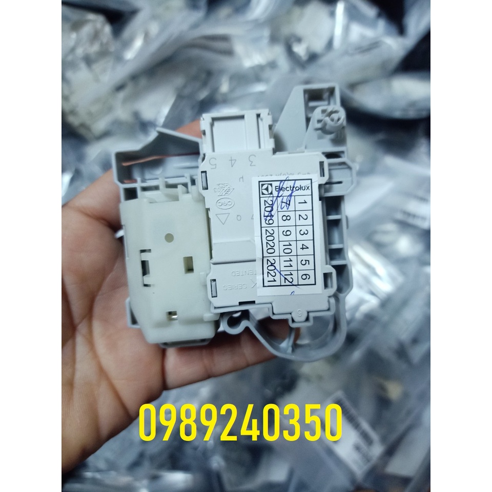 Công tắc khóa cửa máy giặt Electrolux EWF 10843 chính hãng