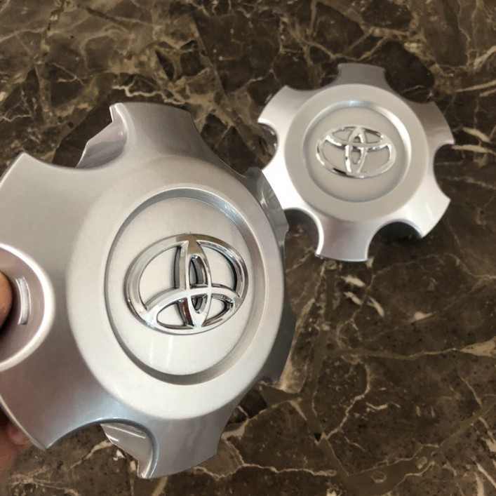 Sản Phẩm Logo chụp mâm, ốp lazang bánh sau xe ô tô Toyota Hilux đời từ 2016 đến 2020 (Đường kính 14cm, cao 4cm) - TY-290