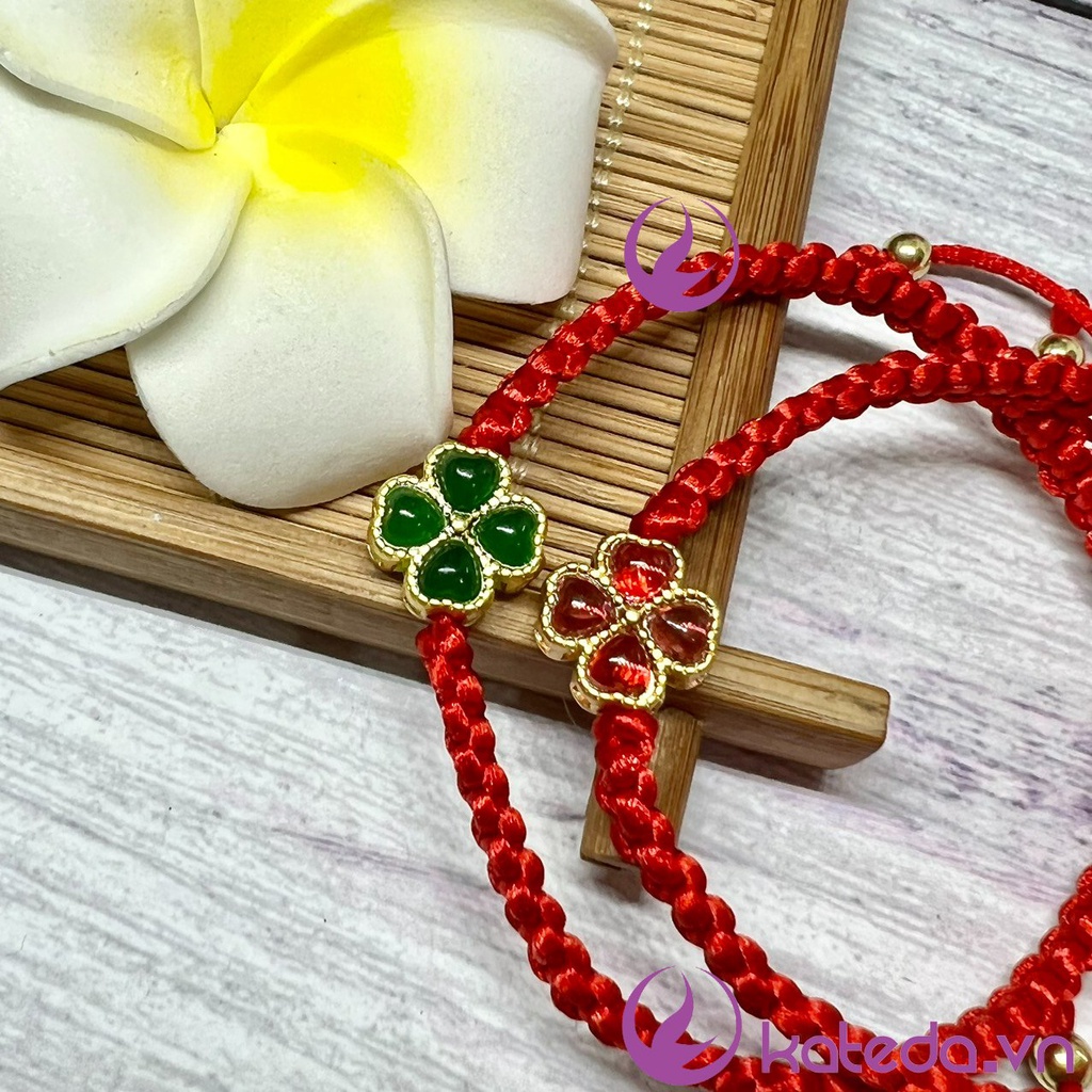 Vòng Tay KATEDA SHOP Tết Dây Chỉ Đỏ May Mắn Gắn Charm Cỏ Bốn Lá