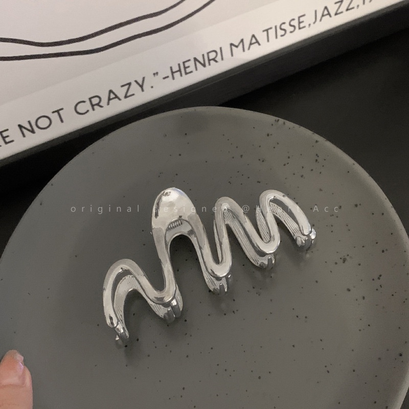 Kẹp Tóc Hình Cá Mập Bằng Kim Loại Uốn Cong Cho Nữ