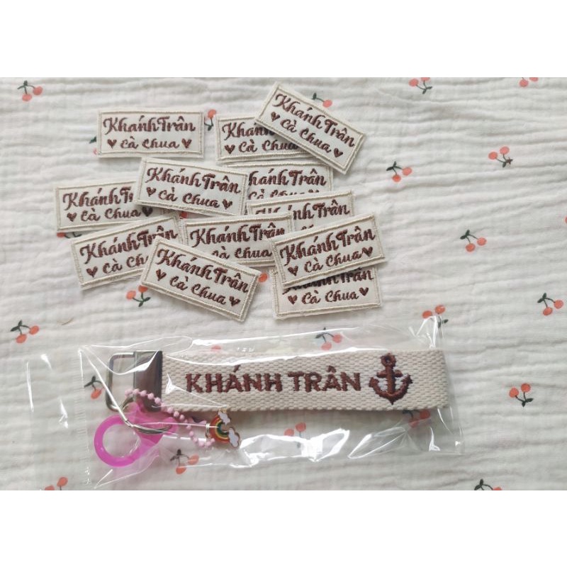 Móc khóa thêu theo yêu cầu, nametag làm quà tặng.