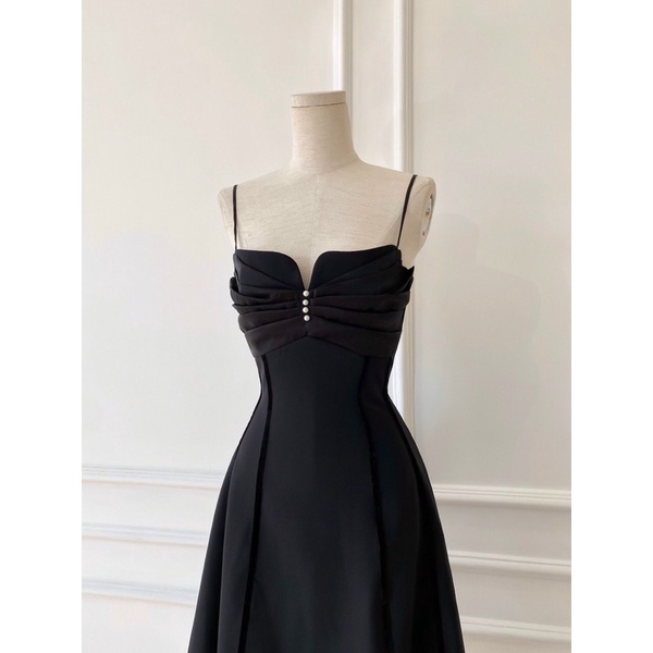 Đầm đen hai dây xòe sang chảnh