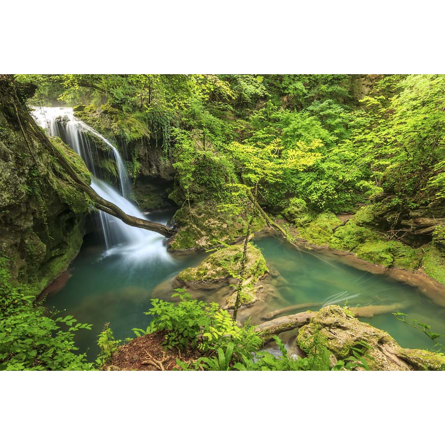 Tranh dán tường 3d thác nước chảy rì rầm, những hạt bụi nước li ti bắn lên cao, ánh nắng rọi lên đám bụi nước