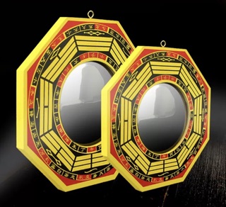 Gương bát quái gỗ vàng
