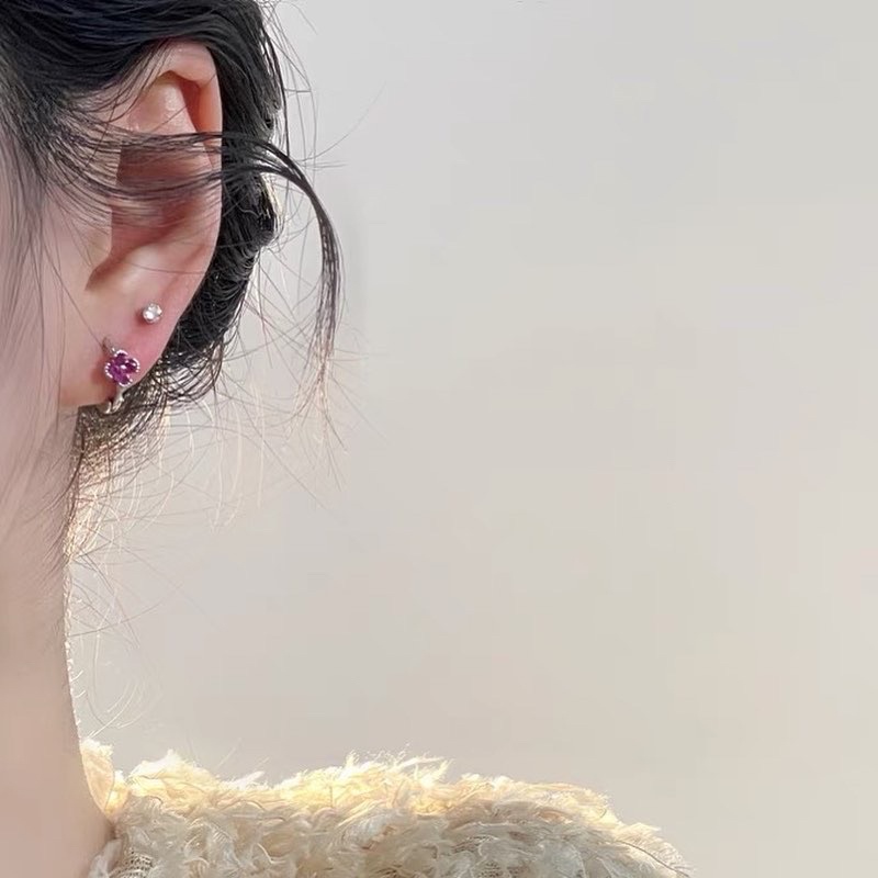 1 chiếc bông tai khoen hoa đá màu