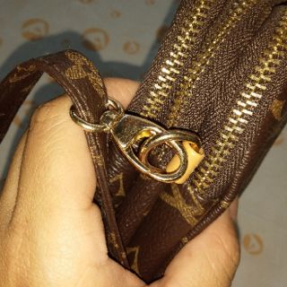 Cơm boTúi đeo chéo mini hiệu LV