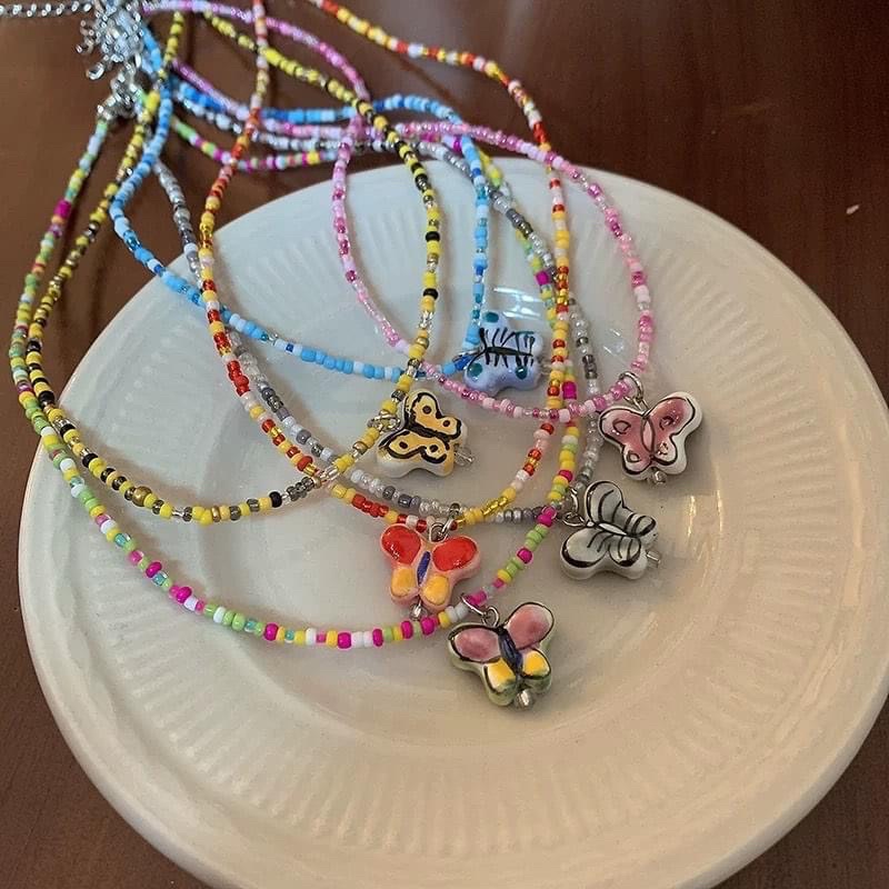 Vòng cổ hạt cườm charm bươm bướm