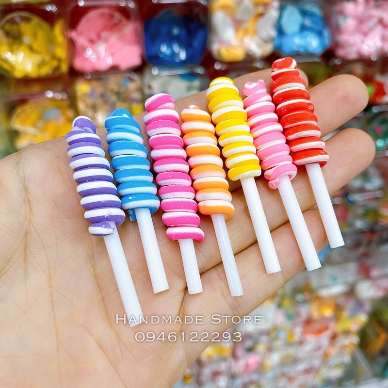 Charm kẹo mút dài