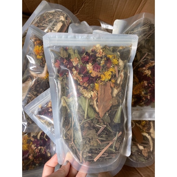 Thảo dược xông mặt, gội đầu... tại spa